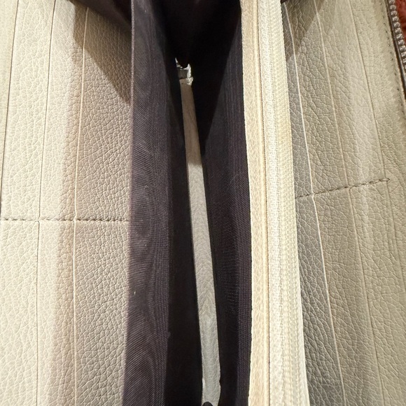 Gucci Cream Clutch with Iconic Stripe - Picture 4 of 7